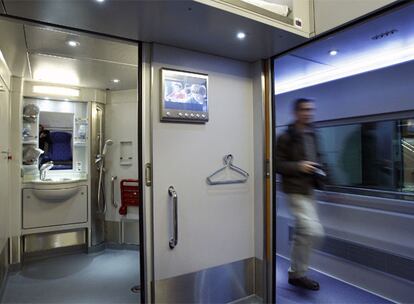 Cabina para personas con movilidad reducida en el nuevo Talgo Barcelona-Vigo.