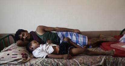 Manish y su padre duermen en su habitación del hospital de Search.