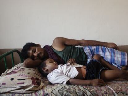 Manish y su padre duermen en su habitación del hospital de Search.