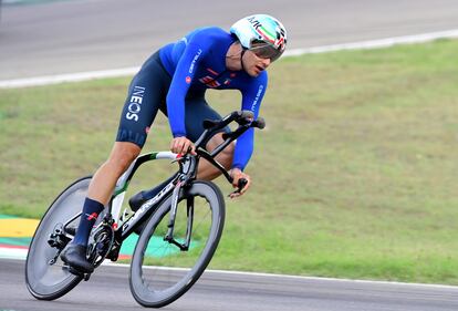 Filippo Ganna, durante la prueba contrarreloj del Mundial de Ciclismo este viernes en Imola (Italia).