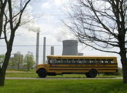 Un autobús escolar circula ante una central eléctrica en Ohio (Estados Unidos).
