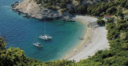 Tres veleros fondeados en una cala en Lubenice (Croacia).