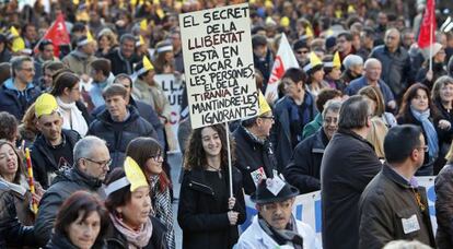 Miles de personas se manifestaron este sábado por las calles de Valencia contra los recortes y la ‘Ley Wert’.