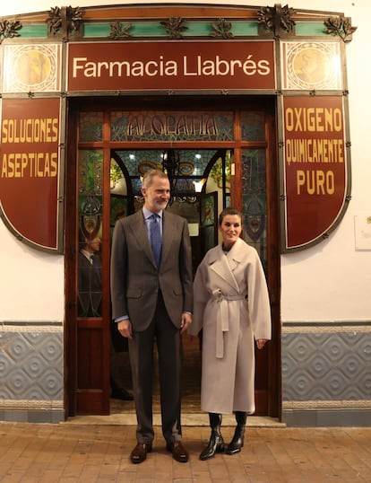 Felipe VI y la reina Letizia inauguraron la farmacia Llabrés en Ciutadella, un establecimiento que el empresario Juan Ignacio Balada les dejó en herencia en 2009 a ellos y a todos los nietos de Juan Carlos I. “Teníamos claro que no recibiríamos ningún dinero y que los bienes serían destinados a fines de carácter social o a la fundación que también el señor Balada nos había encargado constituir”, aseguró el Rey. El uso del edificio se ha cedido a la Fundación de Personas con Discapacidad de Menorca.