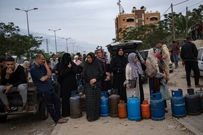 Cola para recibir gas para cocinar, el sábado, en Jan Yunis (Gaza). 