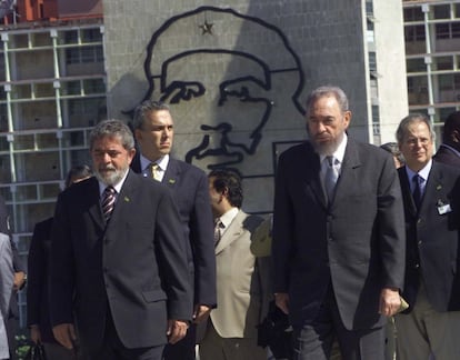 O então presidente Luiz Inácio Lula da Silva com o líder cubano e o ex-ministro José Dirceu (à dir., ao fundo), durante visita oficial, em Havana, em setembro de 2003. Lula e Castro sempre tiveram uma relação próxima.