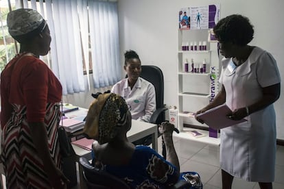 R. Osazuwa, dermatólogo de Rabito Clinic en Accra, atiende a una paciente en su consultorio el 3 de julio de 2018. 