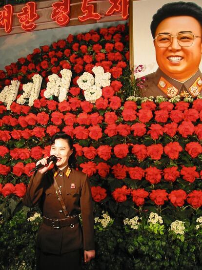 Exhibición de la flor Kimjongilia, bautizada en honor a Kim Jong-il, en Corea del Norte (2002). Estas imágenes fueron tomadas por la periodista estadounidense de origen surcoreano Suki Kim en sucesivos viajes al régimen más totalitario del planeta.