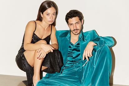 Castillo, con vestido de lamé de PACO RABANNE y zapatos de AQUAZZURA, y Darín luce traje de terciopelo y camisa de satén de LOUIS VUITTON, y botines de SAINT LAURENT por ANTHONY VACCARELLO.