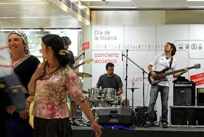 Actuación del grupo Doctor Zoidberg en el maratón musical de conciertos en el intercambiador de Moncloa.