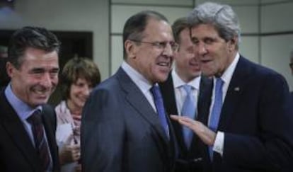 El secretario de estado estadounidense, John Kerry (dcha), el ministro ruso de Exteriores, Sergey Lavrov (centro), y el secretario general de la OTAN, Anders Fogh Rasmussen (izda), al comienzo de la última jornada de la reunión de ministros de Exteriores de la OTAN celebrado en Bruselas (Bélgica) hoy.