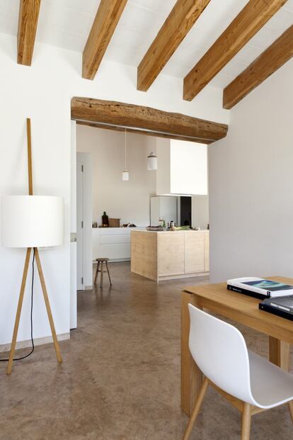 La vivienda se distribuye en una sola planta, con la cocina como espacio central que separa el comedor de las dos habitaciones: ambas rodean el patio central 