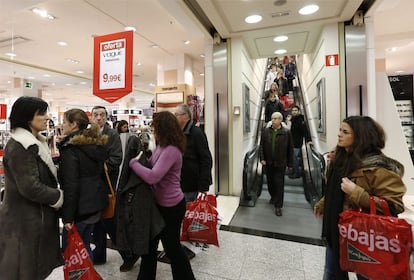 PAMPLONA, 07/01/2013.- Los comercios navarros inician hoy un periodo de rebajas de invierno marcado por la polémica debido a la disparidad de criterios sobre la aplicación de la normativa estatal o la foral, que llevó a que algunas tiendas, sobre todo de grandes superficies, ofrecieran los descuentos a partir del pasado día 2.