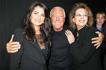 Penélope Cruz y Claudia Cardinale fueron dos de las invitadas de honor de Armani más fotografiadas, junto con Olivier Martinez. En la imagen, ambas actrices posan con el modisto, vestidas ambas con trajes de chaqueta negros. Tras el desfile, titulado <i>Giorgio Armani Prive</i> y en el que presentó 32 diseños, Armani declaró: "No podemos dejar que muera la alta costura". Su coleción, recibida al grito de "bravo", viajará ahora a Los Ángeles, Nueva York y Hong Kong para presentaciones privadas.