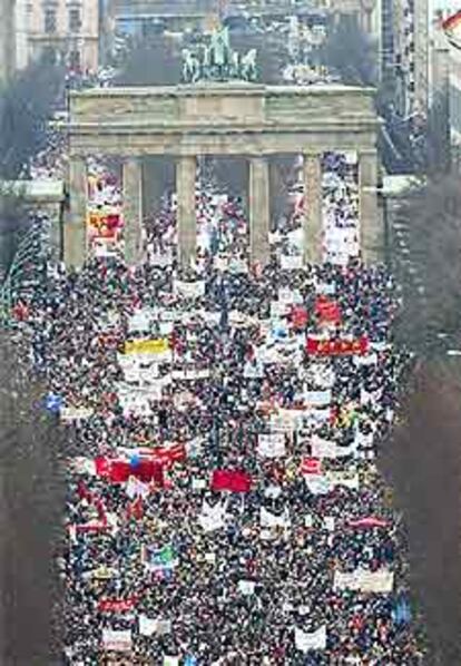 La manifestación de Berlín, a su paso por la Puerta de Brandenburgo.