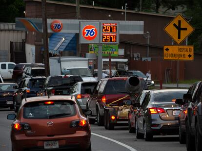 Una fila para cargar combustible en una estación de Canton, Georgia, este martes.