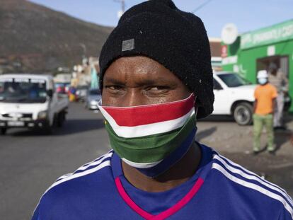 Un hombre sudafricano lleva una mascarilla casera con los colores de su bandera.