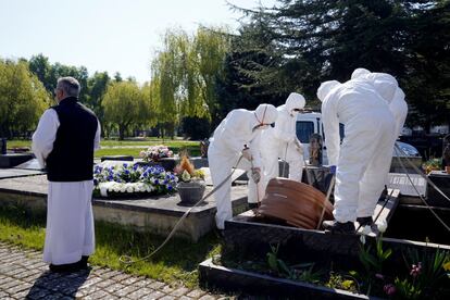 Un sacerdote tras oficiar el funeral de un fallecido por coronavirus en el cementerio de El Salvador, en Vitoria.