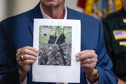 El sheriff Ric L. Bradshaw sostiene una imagen de los objetos confiscados en la escena. 