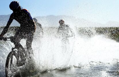 El pelotón cruza el río Breede durante la segunda etapa de 110 kilómetros de la prueba sudafricana de bicicletas todoterreno (BTT) ABSA Cape Epic, considerada una de las más duras del mundo y conocida como "el Tour de Francia de las BTT", en Ciudad del Cabo (Sudáfrica).