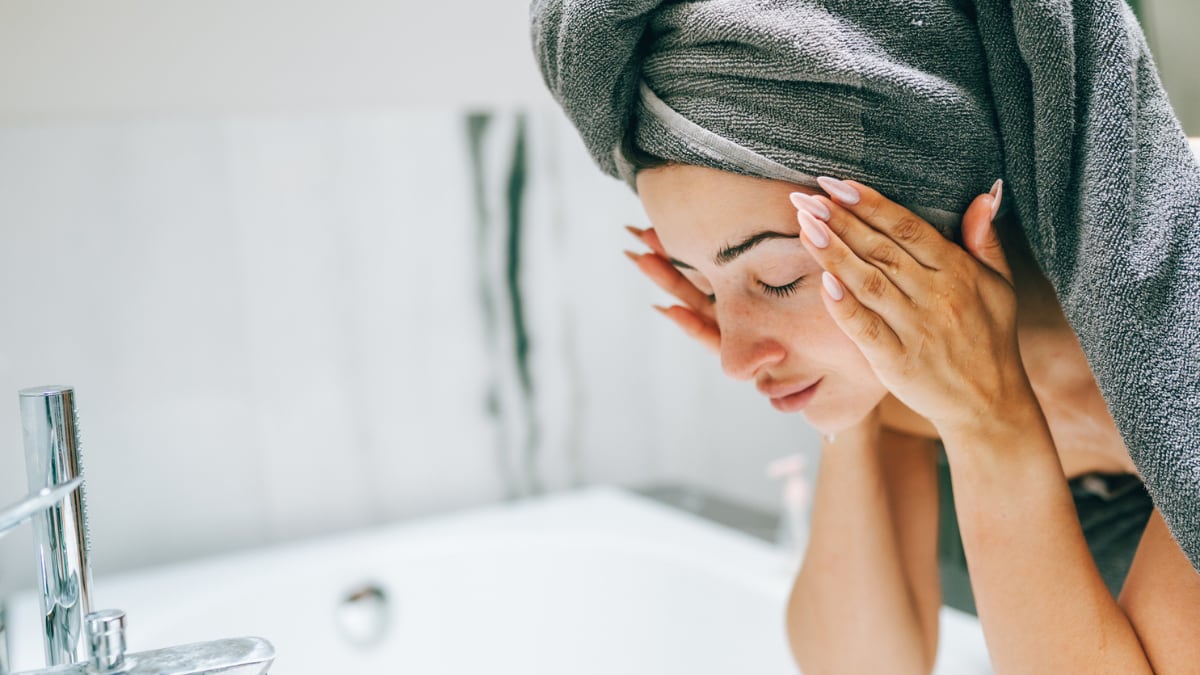 Este es el limpiador facial que verás en el baño de todos los que tienen la piel grasa: recomendado por dermatólogos