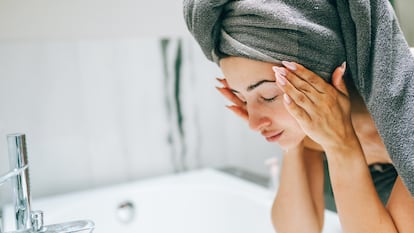 Deja tu cara libre de residuos con este gel limpiador. GETTY IMAGES.