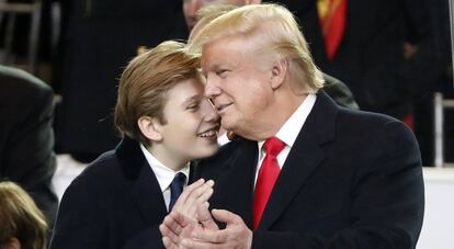 Donald Trump junto a su hijo, Barron Trump, durante la investidura presidencial del pasado viernes.