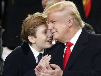 Donald Trump junto a su hijo, Barron Trump, durante la investidura presidencial del pasado viernes.
