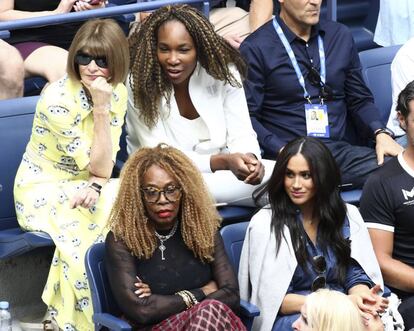 Meghan Markle, en las gradas del US Open de tenis de Nueva York, junto a la madre y hermana de Serena Williams y la editora de 'Vogue', Anna Wintour. 