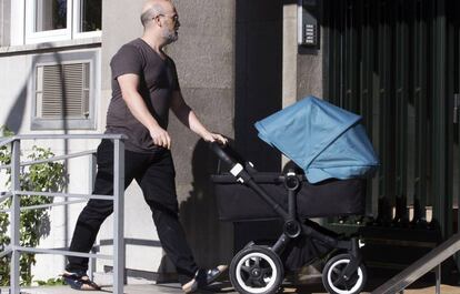 Javier Cámara, con sus mellizos en Madrid.