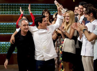 Juan Manuel, abrazado a Ferrán Adriá, celebra su triunfo ante el resto de concursantes.