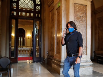 El negociador de Junts, Francesc de Dalmases, en los pasillos del Parlament, este miércoles