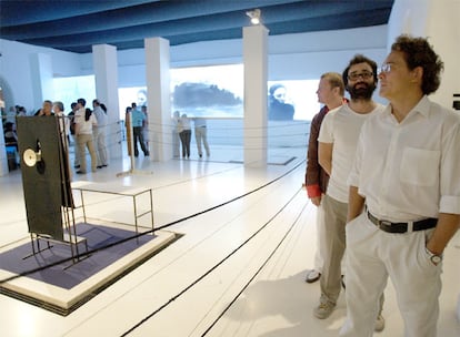 De derecha a izquierda, Jesús Palomino, Jacobo Castellano y Chema Alvargonzález, en su exposición en el Museo de Cádiz.