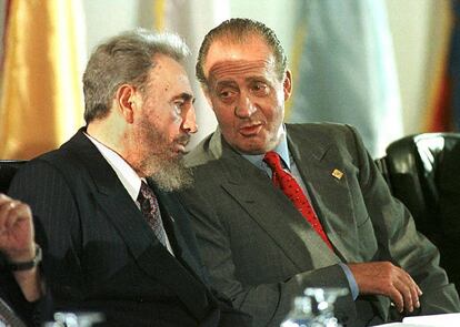 El rey Juan Carlos I charla con Fidel Castro en la Cumbre Iberoamericana en Isla Margarita, Venezuela, el 8 de noviembre de 1997.