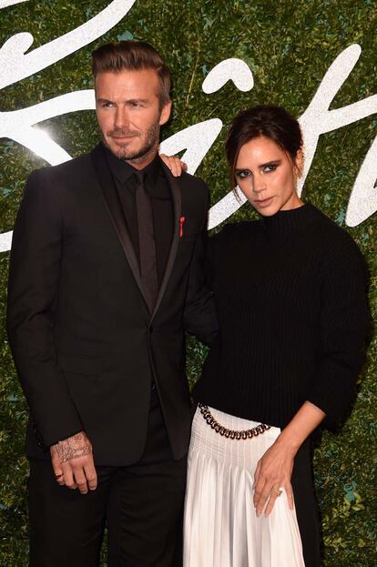 David y Victoria Beckham. Victoria optó por un look más relajado con falda y jersey de su última colección.