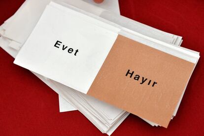 Papeletas con el 'No' ('Hayir') y 'Sí' ('Evet') a la reforma constitucional de Turquía coincidiendo con el inicio de la votación anticipada en el Consulado de Turquía en Colonia (Alemania) el 27 de marzo de 2017.