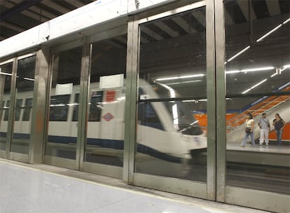 Mamparas de seguridad instaladas en fase de prueba en la estación de San Nicasio en Leganés.