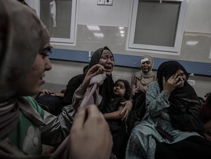 Varios heridos tras el bombardeo del hospital Al Ahli eran atendidos el miércoles en el hospital Al Shifa, en Gaza.