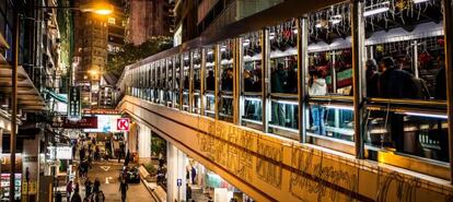 Central Mid-Level Escalator, las escaleras mecánicas más largas del mundo, en el Soho de Hong Kong.