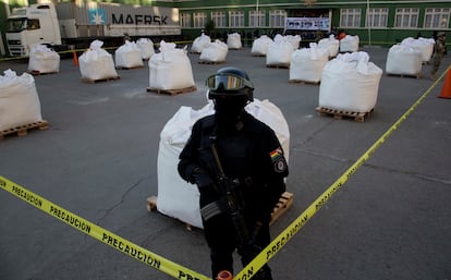 Un agente de la policía antinarcóticos custodia un cargamento de cocaína incautado en La Paz, Bolivia, en agosto de 2016.