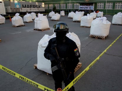 Un agente de la policía antinarcóticos custodia un cargamento de cocaína incautado en La Paz, Bolivia, en agosto de 2016.