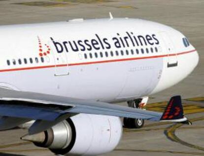 Imagen de archivo que muestra un avión de la aerolínea belga en el aeropuerto internacional de Bruselas, en Zaventem, Bélgica. EFE/Archivo