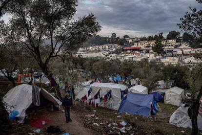 Un campament d’immigrants a Lesbos és un dels escenaris de 'Traça un perímetre'. 