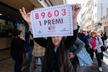 Varias personas celebran a las puertas de la administración número 1 de L'Escala (Girona) este viernes. La administración, que se llama l'Anxova Milionària, ha vendido todas las 40 series del primer premio de la Lotería del Niño 2023, con lo que ha repartido 80 millones de euros, todos en ventanilla.