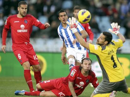 Diego Ifrán dispara a portería ante Moyá, Lopo y Alexis Ruano.