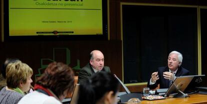 El director de Asistencia Sanitaria de Osakidetza, Antonio Arraiza, a la derecha, en su intervención este lunes en el Parlamento vasco.