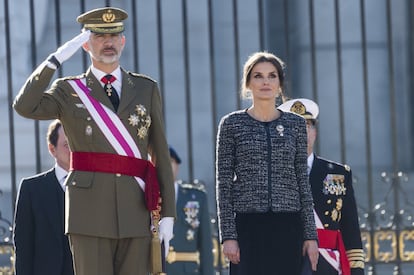 Los reyes Felipe y Letizia escuchan le himno nacional al inicio de la ceremonia.