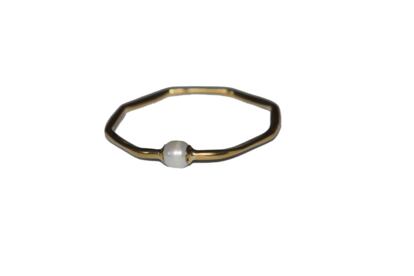 Este anillo de oro y perla de río es de Closs. (c.p.v.)