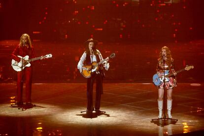 La banda islandesa Systur, en el escenario de la final de Eurovisión, con el tema 'Með Hækkandi Sól'.