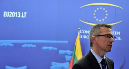 Bernardino León, en la rueda de prensa de este lunes en Bruselas.
